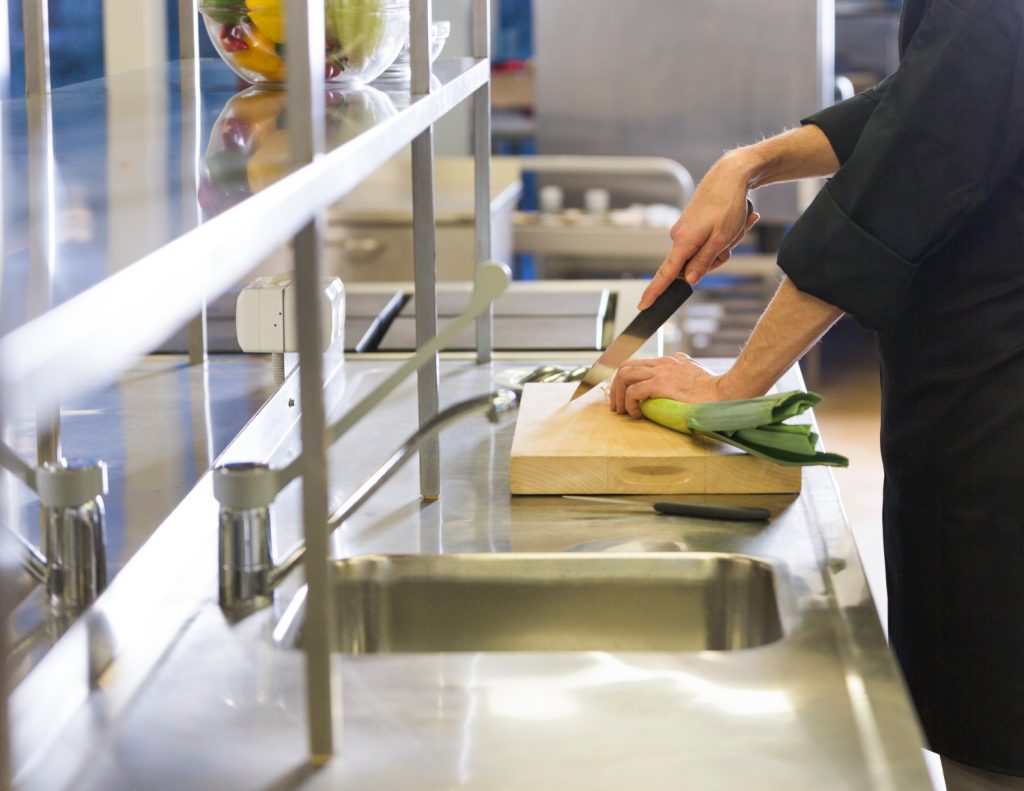 Productos de limpieza profesional para comedores escolares: normativas y soluciones eficientes